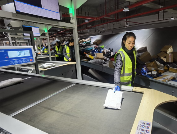 1月8日，即将零售出口的包裹在上海青浦综合保税区进行预分检。新华社