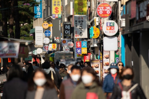 韩国首尔的商业街人头攒动。新华社资料