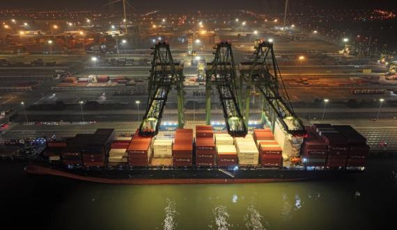 1月16日，大型集装箱班轮“巴赫”号靠泊天津港，意味着该港首条直通南美“车厘子快线”正式开通。