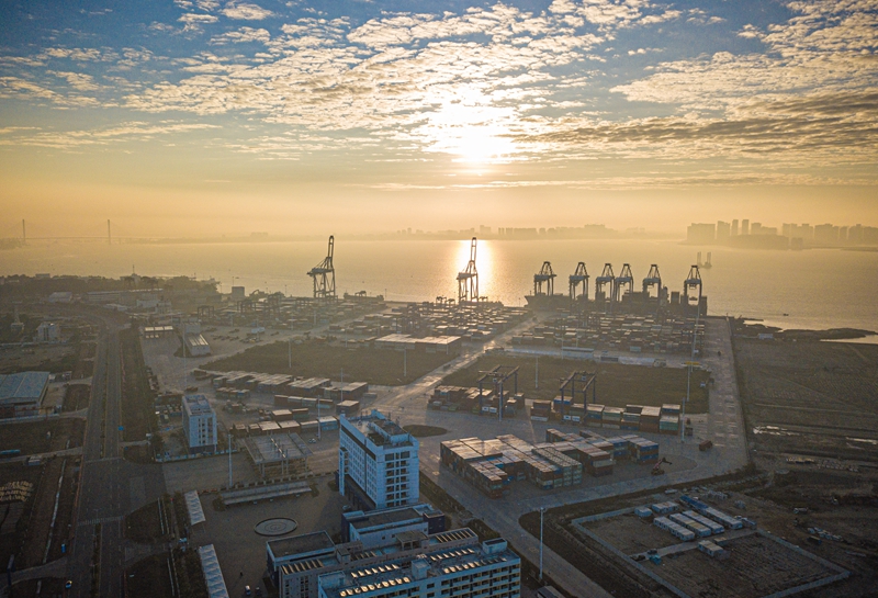 2024年1月1日在海南自贸港重点园区——洋浦经济开发区拍摄的洋浦国际集装箱码头（无人机照片）
                            新华社图