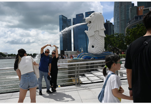 2023年12月21日，游客游览新加坡鱼尾狮公园。新华社发