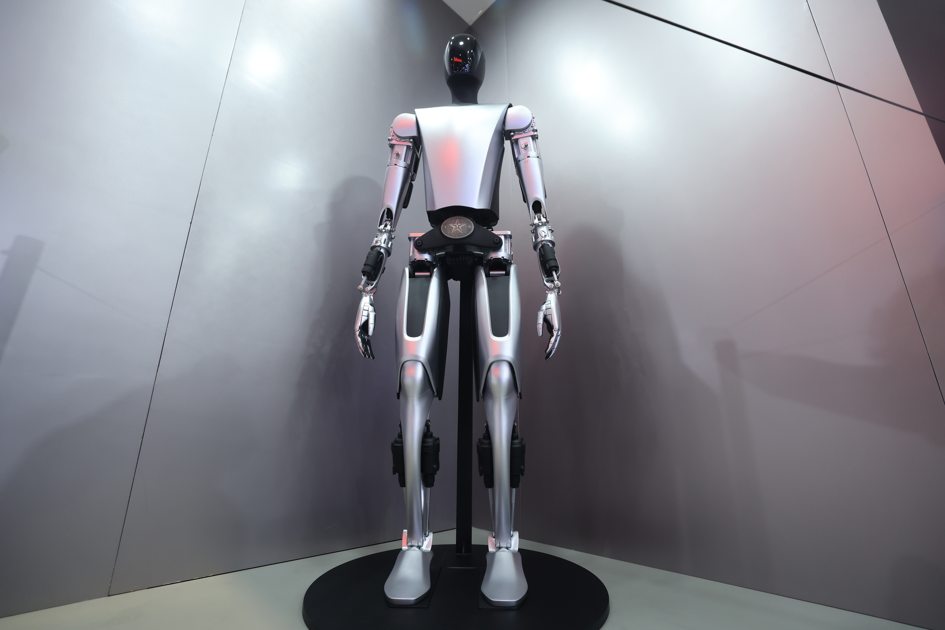 与OpenAI合作13天后，Figure人形机器人展示与人类对话能力