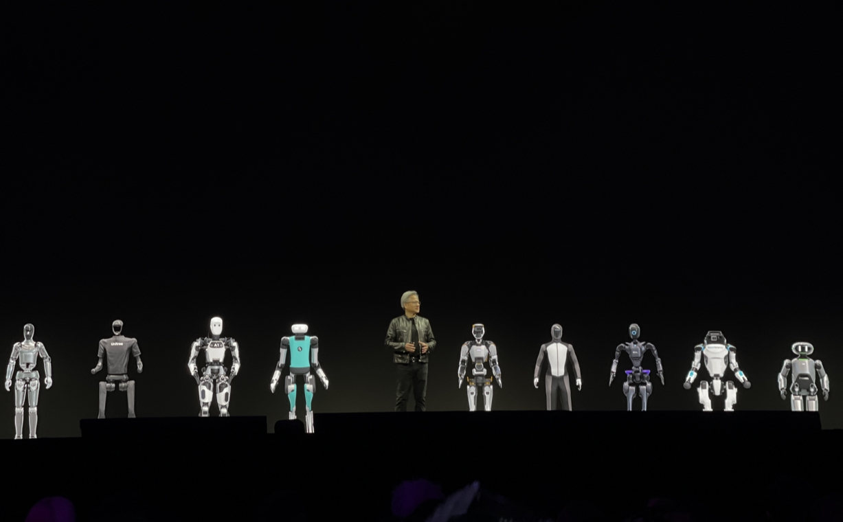 现场直击GTC大会｜黄仁勋与九个人形机器人同台，新一代平台推理能力提升30倍