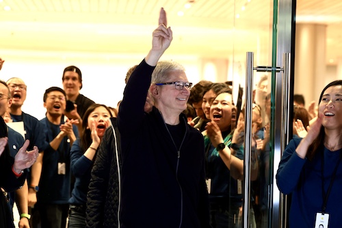 苹果CEO库克现身上海新店：现场挤爆 营业一小时后关店