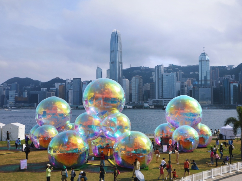 由巨型泡泡、灯光和声音组成的大型艺术装置，日前出现在香港西九海滨。