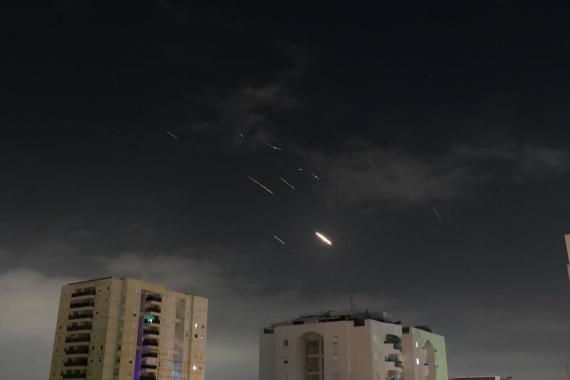 4月14日凌晨在以色列特拉维夫上空拍摄的以色列防空系统启动拦截的画面。