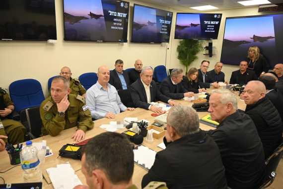 以色列总理内塔尼亚胡在位于特拉维夫的以色列国防部召开战时内阁会议。
