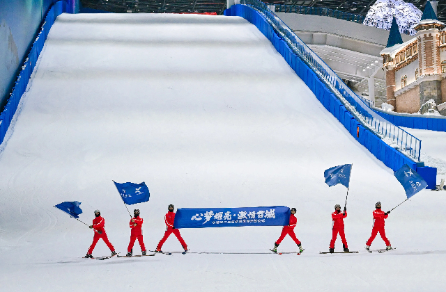 全球最大室内滑雪场开板，临港提速千万级客流流量入口建设